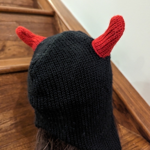 DELUX Knit wits devils hat. Wool, Adult size - Picture 4 of 8